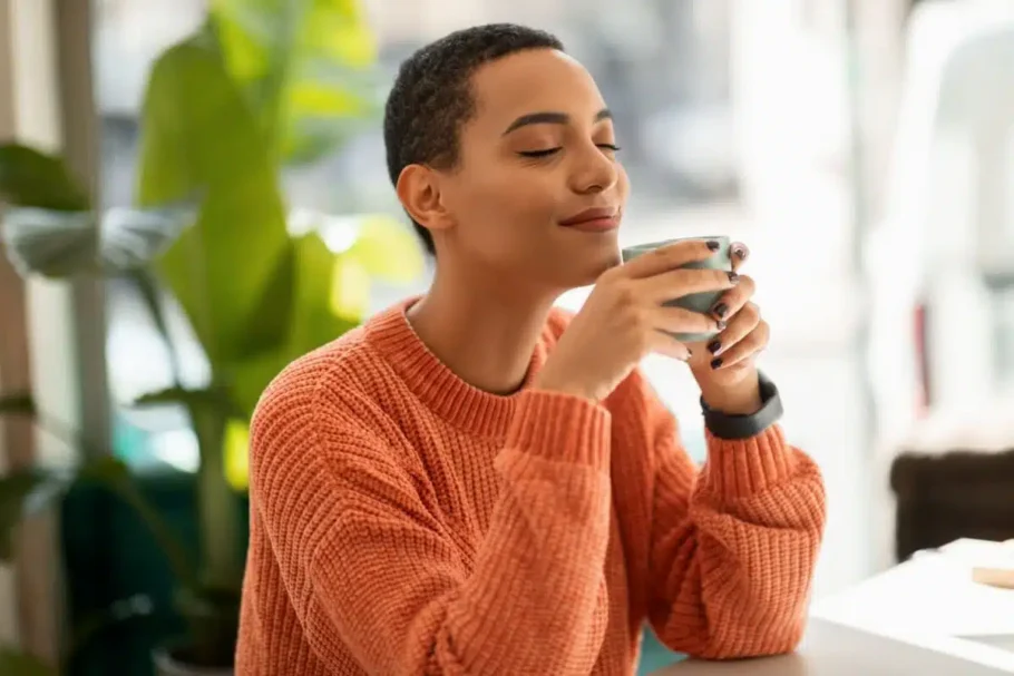 O chá de capim-santo pode ajudar a aliviar desconfortos digestivos (Imagem: Prostock-studio | Shutterstock)