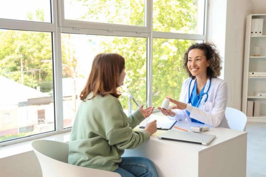 A suplementação de vitaminas do complexo B deve ser indicada de forma individualizada e diante de necessidades específicas (Imagem: Pixel-Shot | Shutterstock)