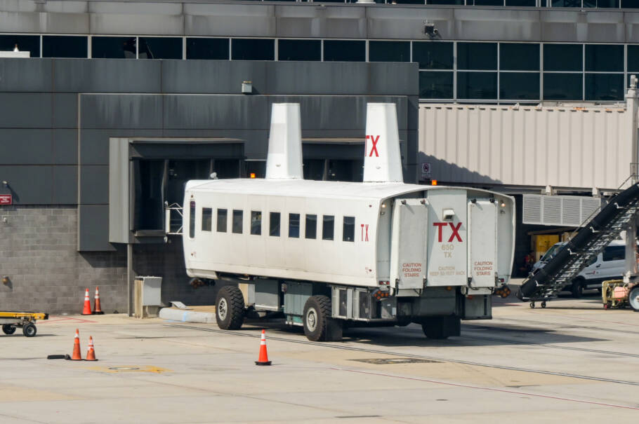 Os famosos Mobile Lounges fazem o transporte de passageiros entre os terminais no aeroporto internacional Washington Dulles