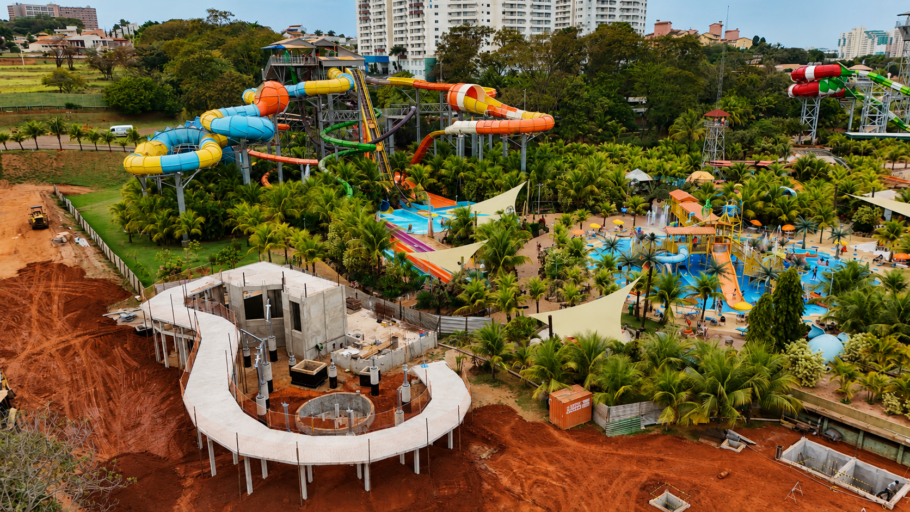 A montanha-russa está sendo construída no complexo PlayKids
