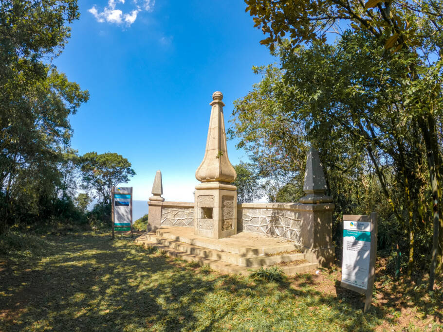 Monumento Lorena, um dos pontos históricos do Parque Caminhos do Mar