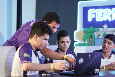 Jogadores trabalham ao lado de analistas e integrantes da comissão técnica para definir estratégias durante competições de eSports.