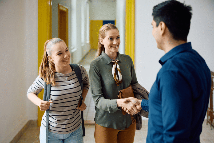 Traçar uma proposta de orientação de estudos junto à coordenação pedagógica é essencial para evitar possíveis defasagens de aprendizagem (Imagem: Drazen Zigic | Shutterstock)