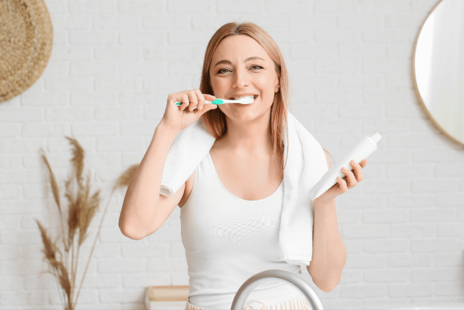 Após consumir alimentos ou bebidas ácidas, esperar cerca de 30 minutos antes da escovação ajuda a proteger o esmalte dos dentes (Imagem: Pixel-Shot | Shutterstock)