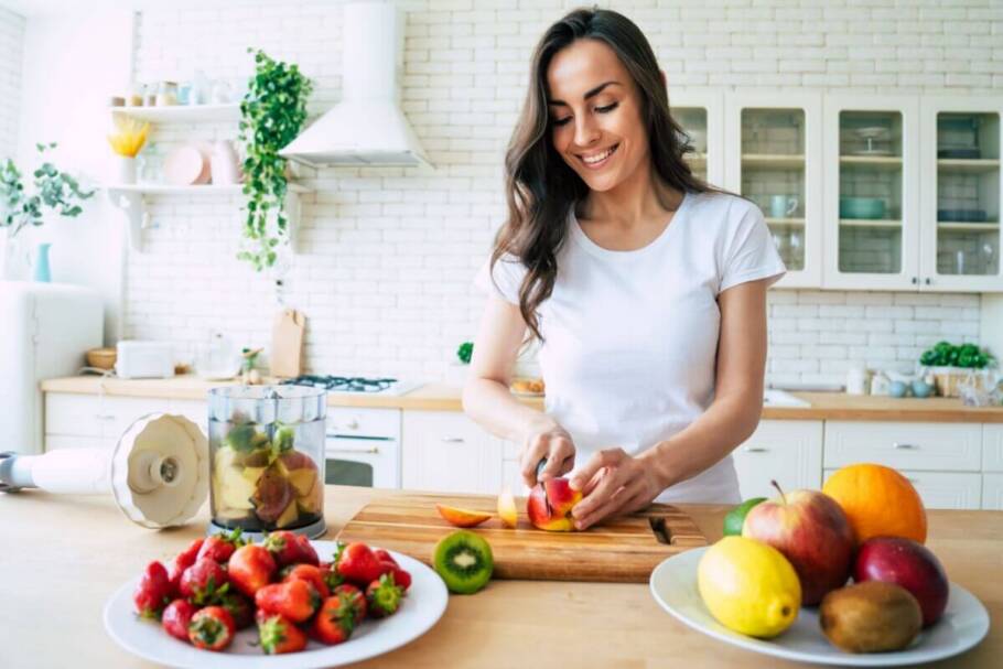 Incluir frutas na alimentação é uma forma simples de manter a saúde (Imagem: Olha Povozniuk | Shutterstock)