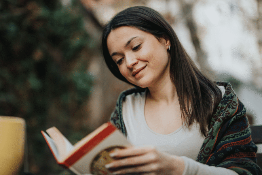 Reservar um momento para a leitura pode ajudar a manter atividades prazerosas mesmo diante de uma rotina mais cheia (Imagem: Gorgev | Shutterstock)
