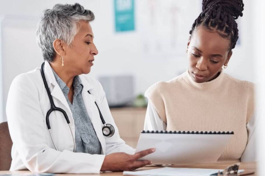 Ter parentes próximos diagnosticados com determinados tipos de tumores pode indicar a necessidade de uma investigação mais específica (Imagem: PeopleImages.com – Yuri A | Shutterstock)