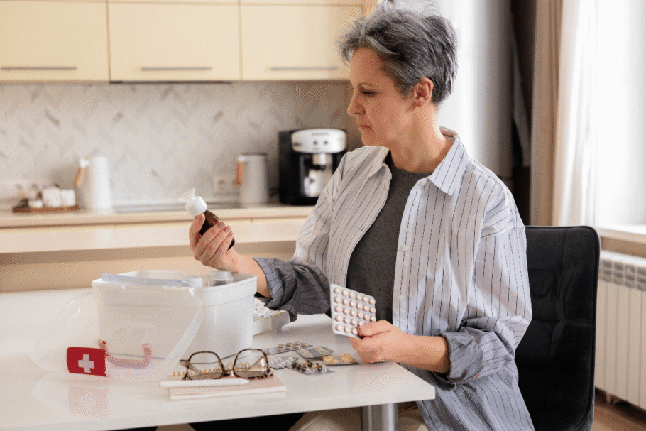 Verificar os medicamentos regularmente facilita a identificação de produtos vencidos (Imagem: Kostikova Natalia | Shutterstock)