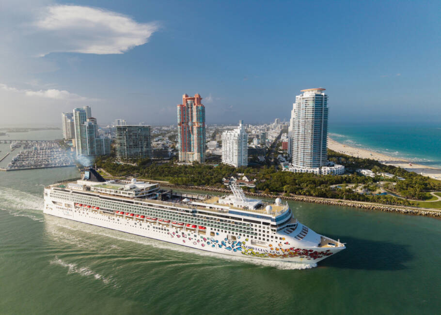 Norwegian Gem deixa o porto de Miami, na Flórida (EUA)