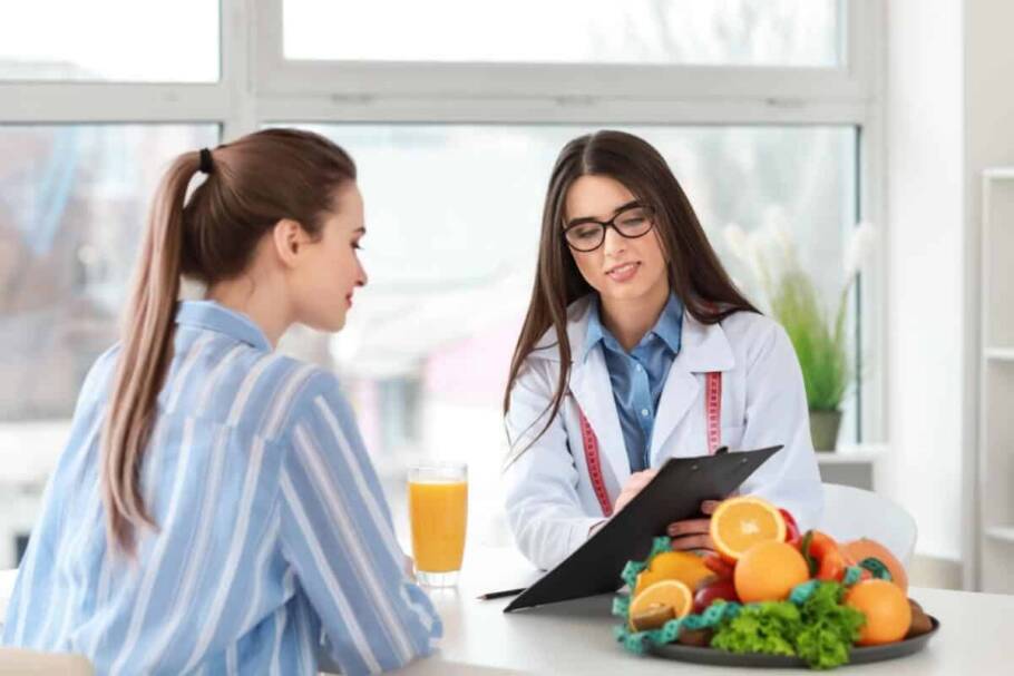 A alimentação pode contribuir para o bem-estar emocional, mas não substitui o acompanhamento de profissionais no tratamento de transtornos mentais (Imagem: Pixel-Shot | Shutterstock)