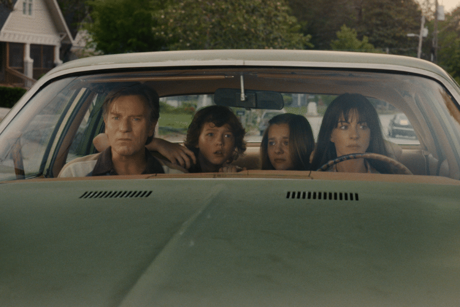 “O Fim da Rua” acompanha uma família que precisa enfrentar uma série de conflitos após um fenômeno misterioso transportar seu bairro para a pré-história (Imagem: Reprodução digital | Warner Bros., Good Fear e Bad Robot)