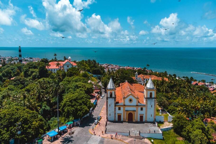 O Centro Histórico de Olinda preserva casarões coloniais, igrejas, conventos, ateliês e ruas de pedra que ajudam a contar parte da história da colonização portuguesa no Brasil (Imagem: Pedro Magrod | Shutterstock)