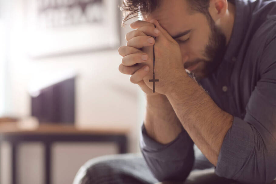 Nossa Senhora Rainha é venerada pelos fiéis como um símbolo de amor materno (Imagem: Pixel-Shot | Shutterstock)