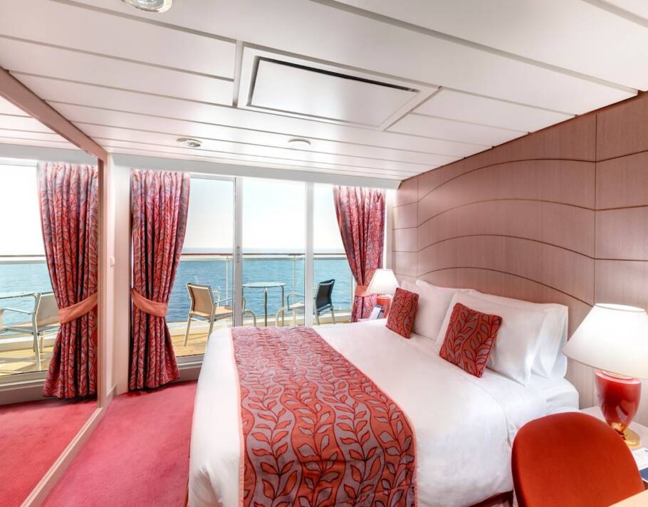 Interior de uma das cabines com varanda da MSC Opera