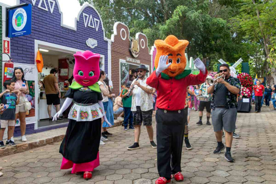 A Parada das Flores e Chuva de Pétalas são atrações durante os dias de evento