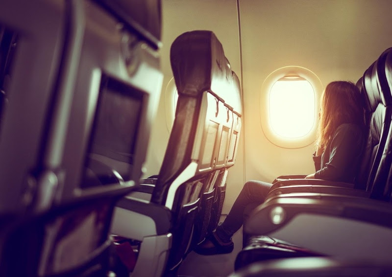Pressão da cabine, ar seco, trombose e jet lag estão entre os efeitos mais comuns das viagens aéreas; medidas simples ajudam a reduzir os riscos