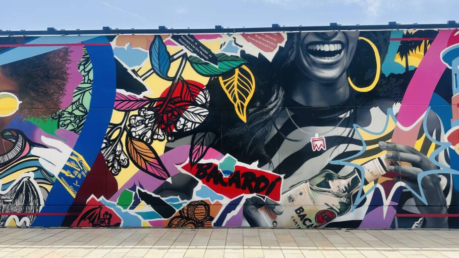 Mural no centro de recepção de turistas da Bacardí, em Porto Rico