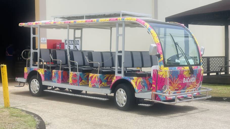 Embarcamos em tour motorizado dentro do complexo Bacardi, em Porto Rico