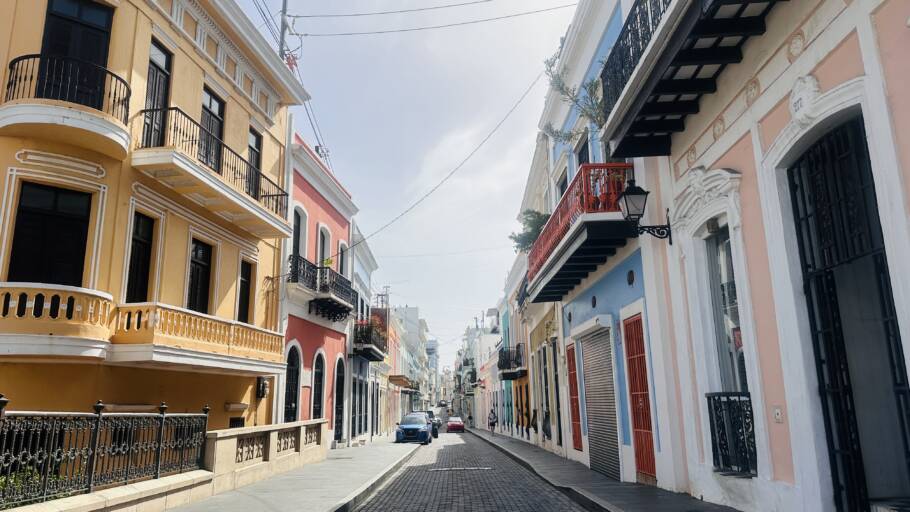 Ruas de paralelepípedos e casinhas coloniais de Old San Juan