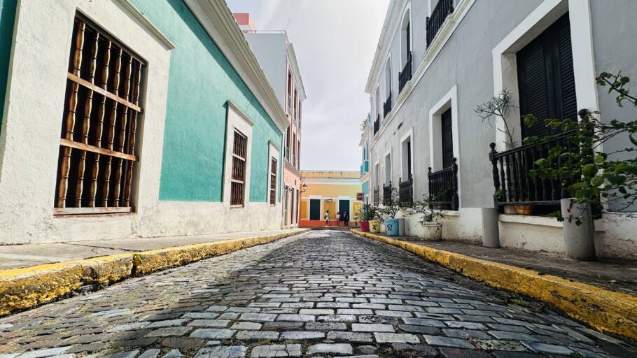 Ruas de paralelepípedos e casinhas coloniais de Old San Juan