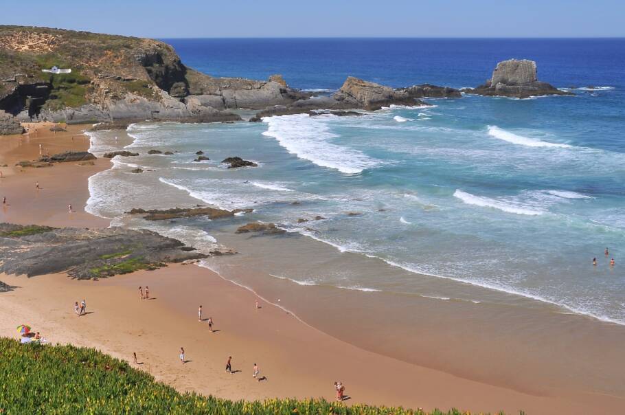 Praia da Zambujeira, em Odemira; região é cerca por falésias