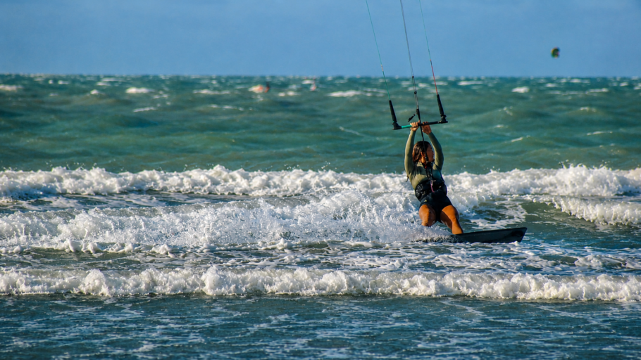 Com ventos considerados excelentes para a prática do kitesurf, a Praia do Preá atrai visitantes de todas as partes do mundo