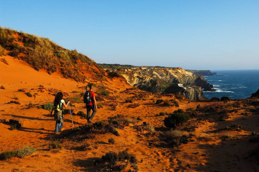 Trilhas percorrem parte do Parque Natural do Sudoeste Alentejano e Costa Vicentina, entre litoral e áreas rurais