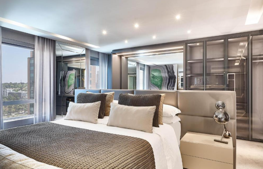 A chamada “cama de hotel” também passou a inspirar quem busca reproduzir em casa a experiência
