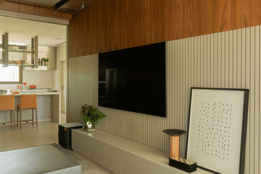 Com aparelhos mais modernos, os projetos passaram a buscar formas discretas de incorporar a televisão aos espaços (Projeto: arquiteta Patricia Penna | Imagem: Leandro Moraes)