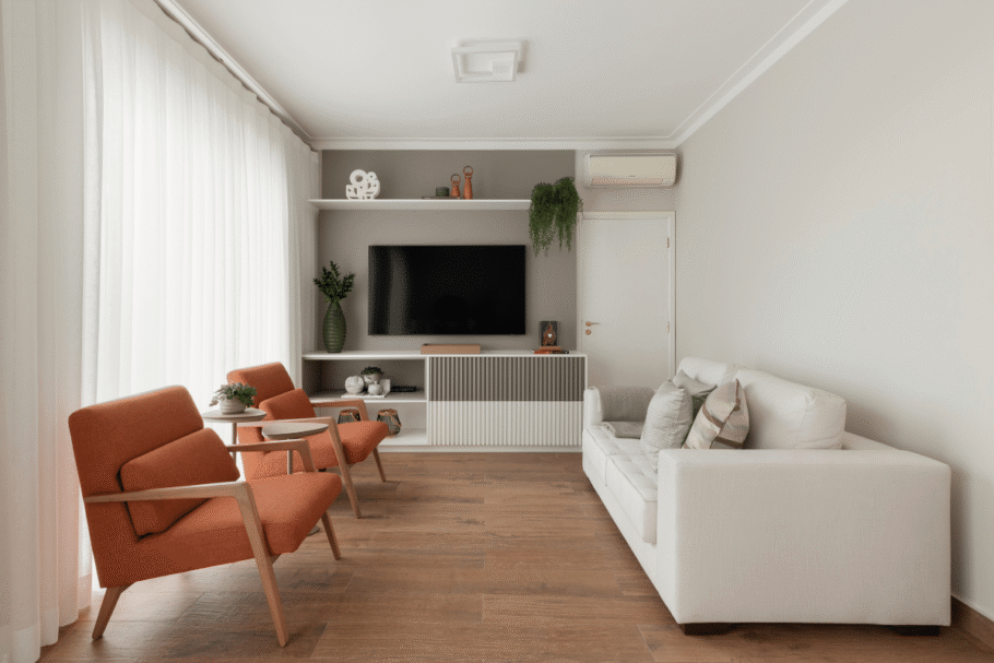 O planejamento do ambiente deve considerar conforto visual, circulação e iluminação para tornar o uso da televisão mais agradável (Projeto: arquiteta Daniela Funari | Imagem: Julia Novoa)