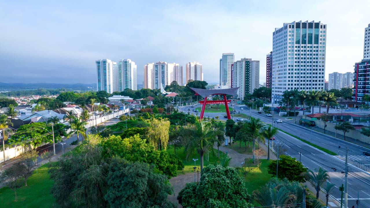 O ecossistema local permite que formação acadêmica, pesquisa aplicada e indústria fiquem relativamente próximas.