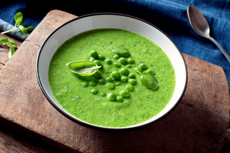 Sopa de ervilha com couve (Imagem: Tatjana Baibakova | Shutterstock)