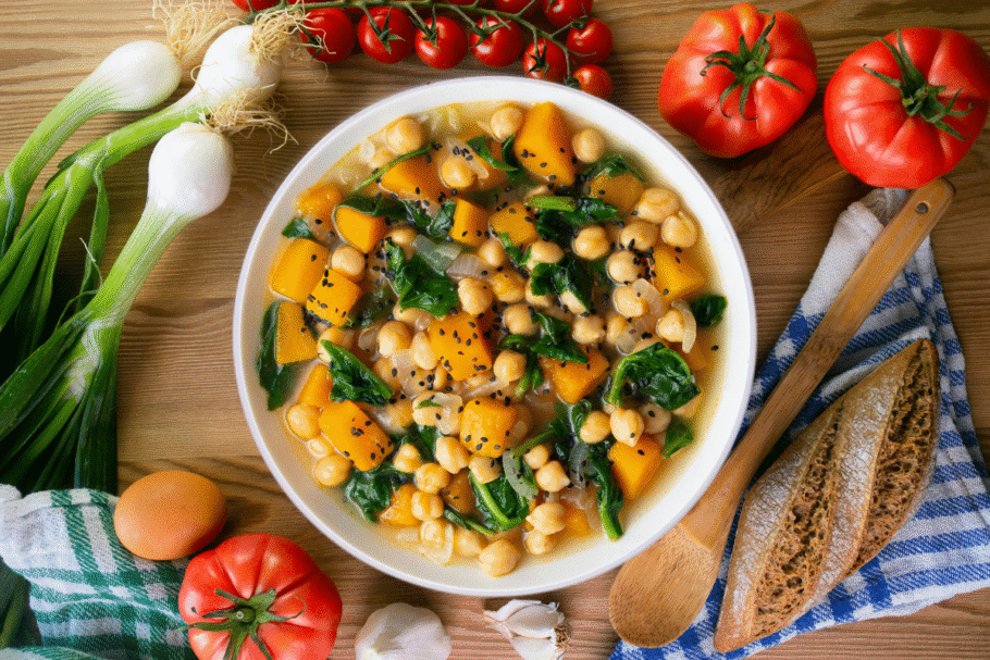 Sopa de grão-de-bico com abóbora e espinafre (Imagem: p.studio66 | Shutterstock)