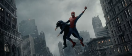 As sequências de ação traduzem para o cinema a linguagem visual consagrada pelos quadrinhos do Homem-Aranha.