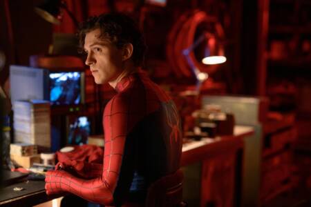 Tom Holland entrega a atuação mais madura desde que assumiu o uniforme do Homem-Aranha.