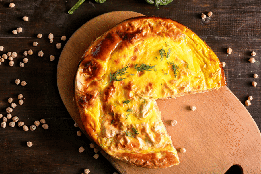 Torta de grão-de-bico com legumes (Imagem: Zulkarnieiev Denis | Shutterstock)