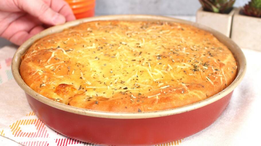 Torta cremosa de cebola com queijo