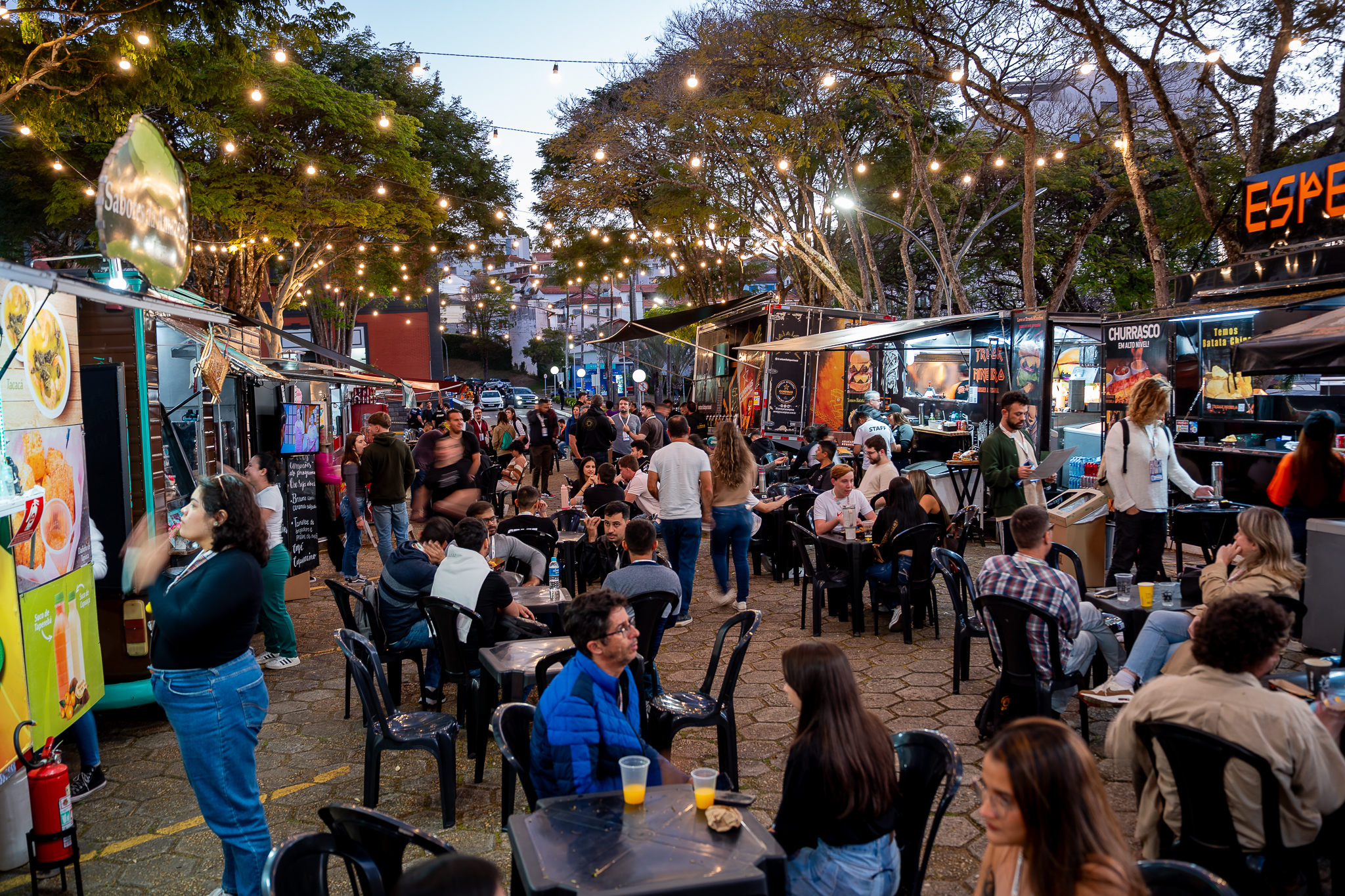 A programação funciona quase como um grande festival de rua, em que cada esquina pode esconder uma palestra, uma apresentação, uma conversa ou uma experiência diferente