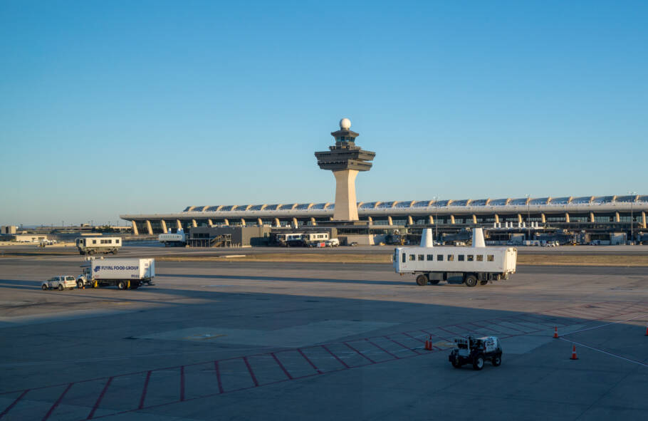 Os Mobile Lounges cruzam as pistas do Aeroporto Internacional Washington Dulles