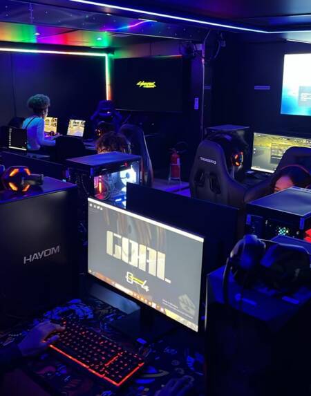 Sala de aula do Futuro Gamer Hub Móvel na Quebrada equipada com computadores para as atividades práticas de desenvolvimento de jogos.