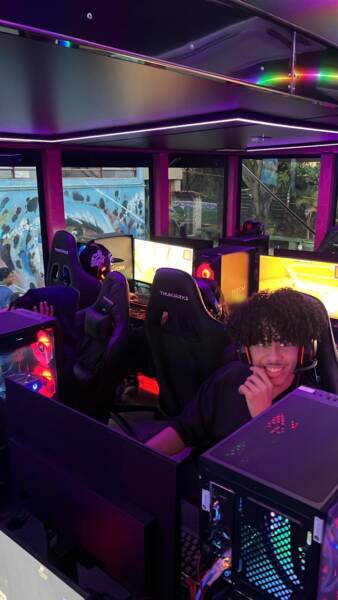 Aluno participa de uma das atividades práticas do Futuro Gamer Hub Móvel na Quebrada durante a formação em desenvolvimento de jogos.