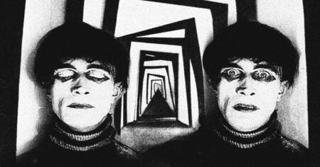 Cena de O Gabinete do Dr. Caligari (1920), de Robert Wiene. Considerado um marco do Expressionismo Alemão, o filme ajudou a estabelecer elementos visuais que influenciaram o cinema de terror ao longo do século XX.