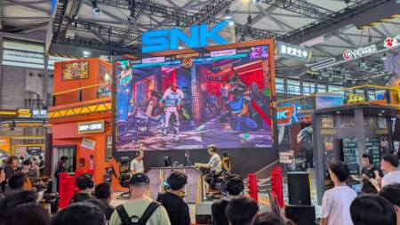 Público acompanha uma partida durante as atividades da SNK na ChinaJoy 2026.