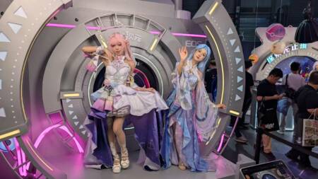 Cosplayers posam em uma das áreas temáticas da ChinaJoy 2026.