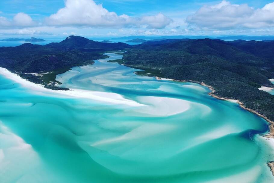 Acessível apenas por barco, hidroavião ou helicóptero, a Whitehaven Beach exibe uma das areias mais brancas do mundo (Imagem: Anna LoFi | Shutterstock)