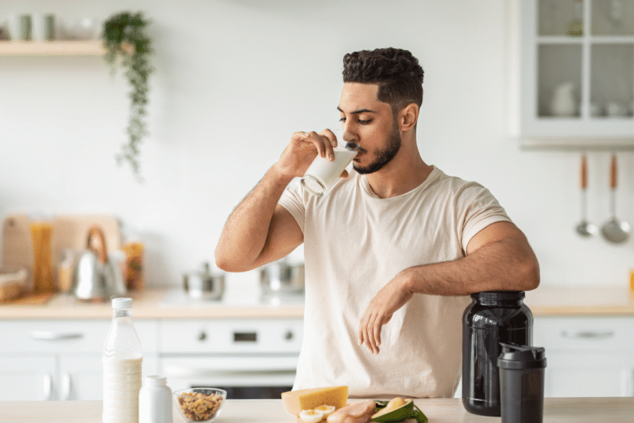 Após o treino, o leite pode integrar estratégias alimentares voltadas para a recuperação (Imagem: Prostock-studio | Shutterstock)