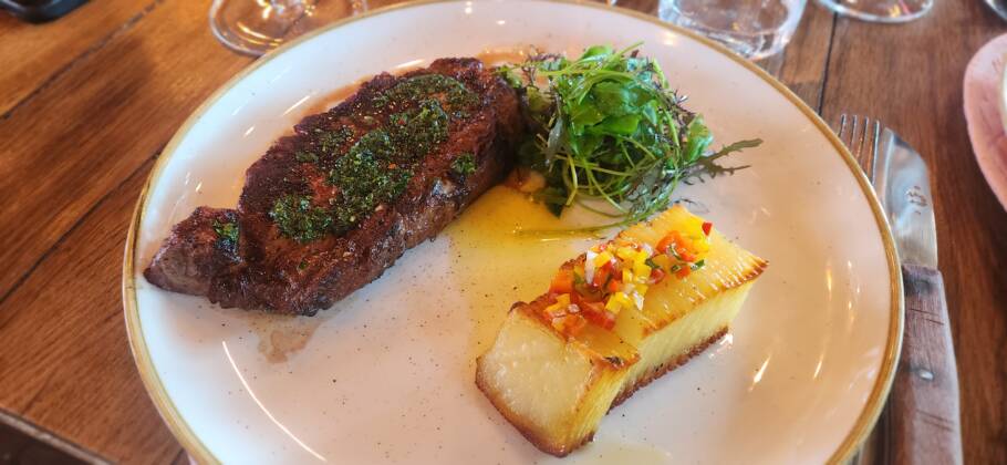 Lomo liso a la parrilla com batatas em dominó, um dos pratos do menu do Fuegos de Apalta