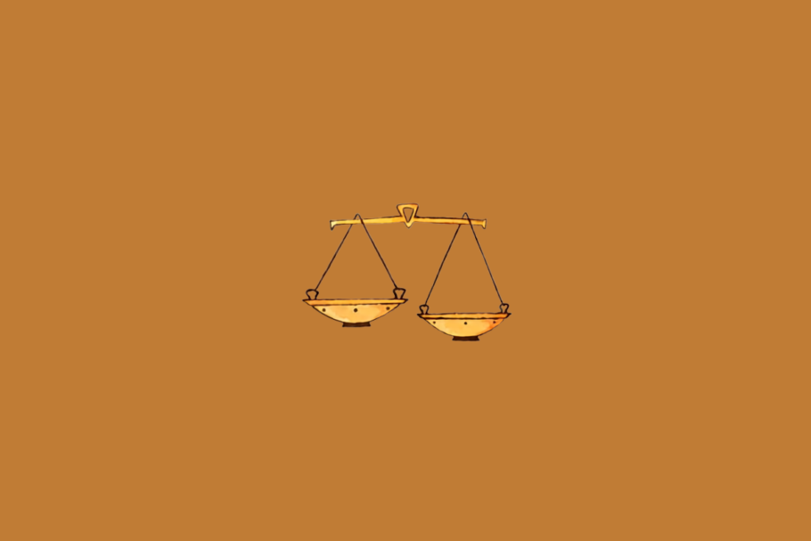Símbolo do signo de Libra representado por uma balança dourada com dois pratos, centralizada sobre um fundo marrom-alaranjado.