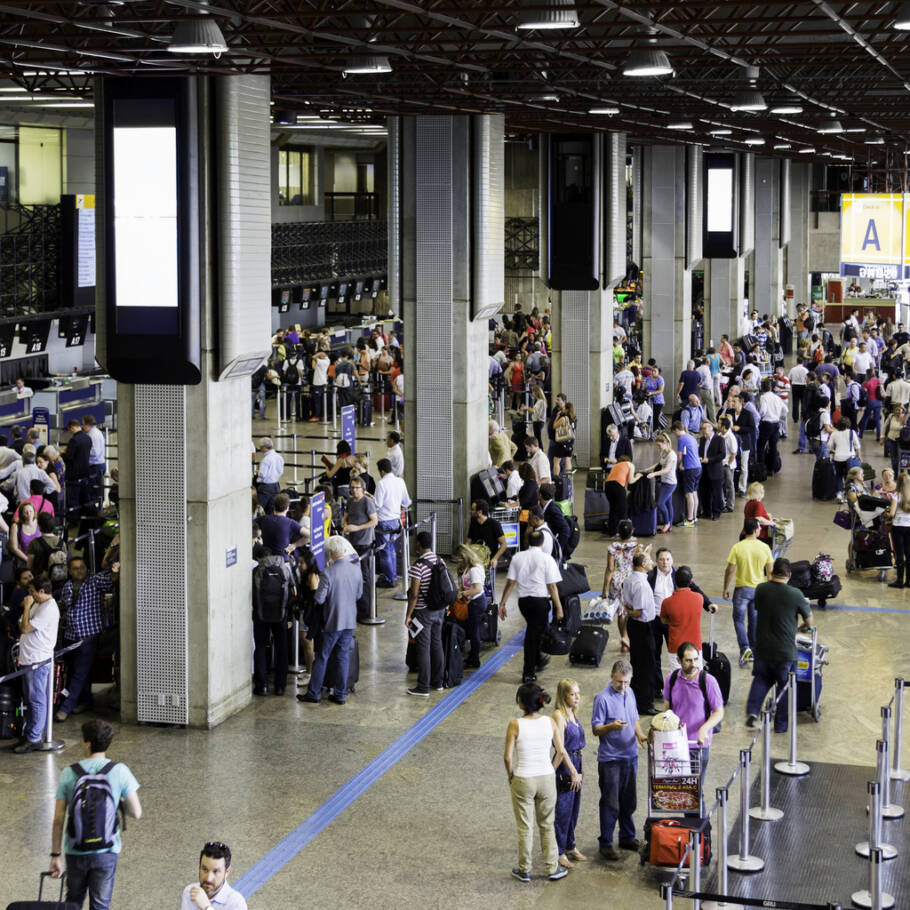 Regras da Anac para voos agora isentam aéreas de indenizar por mau tempo, mas mantêm algumas obrigatoriedades, como auxílio com alimentação