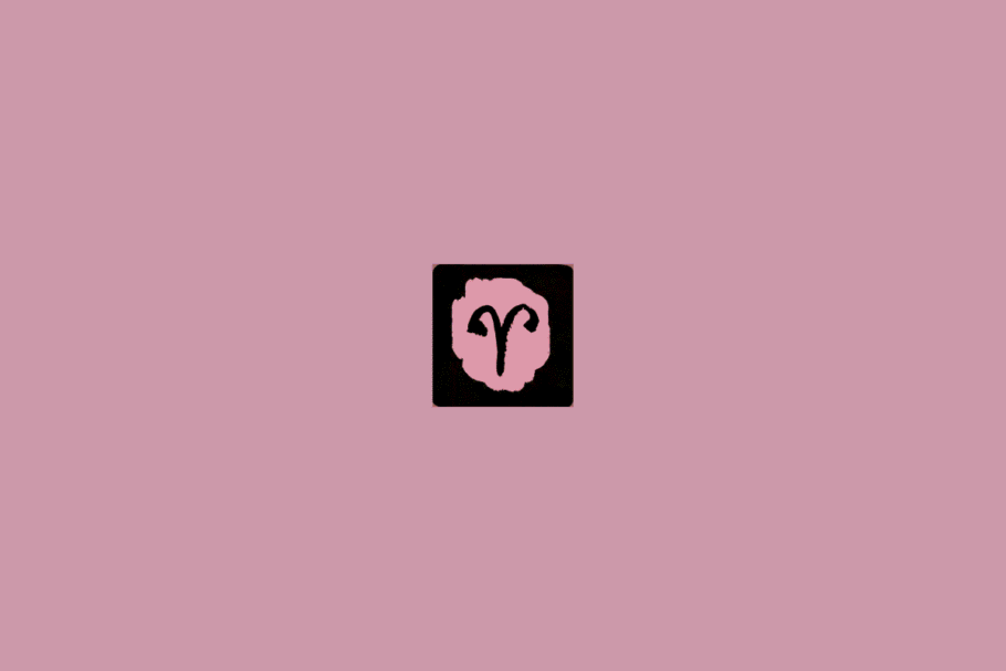 Imagem com fundo rosa-claro uniforme. No centro, há um pequeno quadrado preto com bordas levemente arredondadas. Dentro dele, aparece uma forma irregular em rosa-claro, semelhante a uma mancha de tinta. Sobre essa forma está desenhado, em preto, o símbolo de Áries, formado por duas curvas que lembram os chifres de um carneiro.